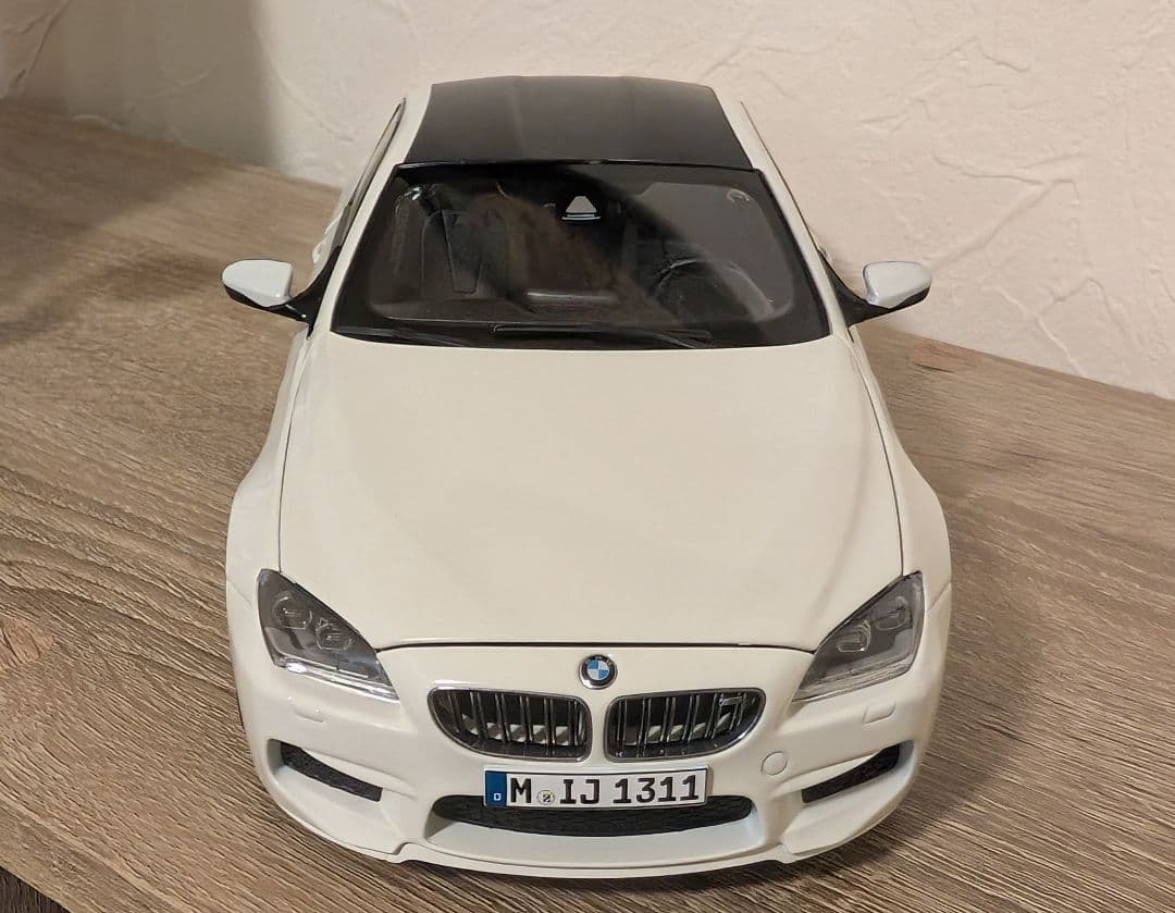 【美品】 M6 F13 ホワイト 1/18 モデルカー