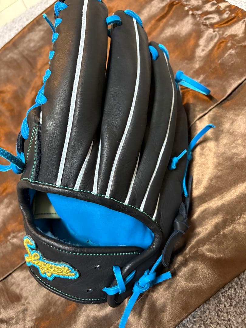 Slugger 軟式グローブ 黒/青 ストライプデザイン