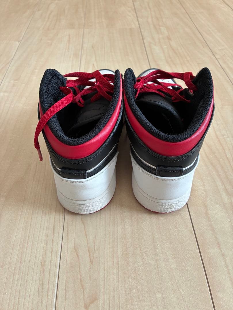 NIKE J AIR JORDAN 1 MID ホワイト/ブラック/ジムレッド