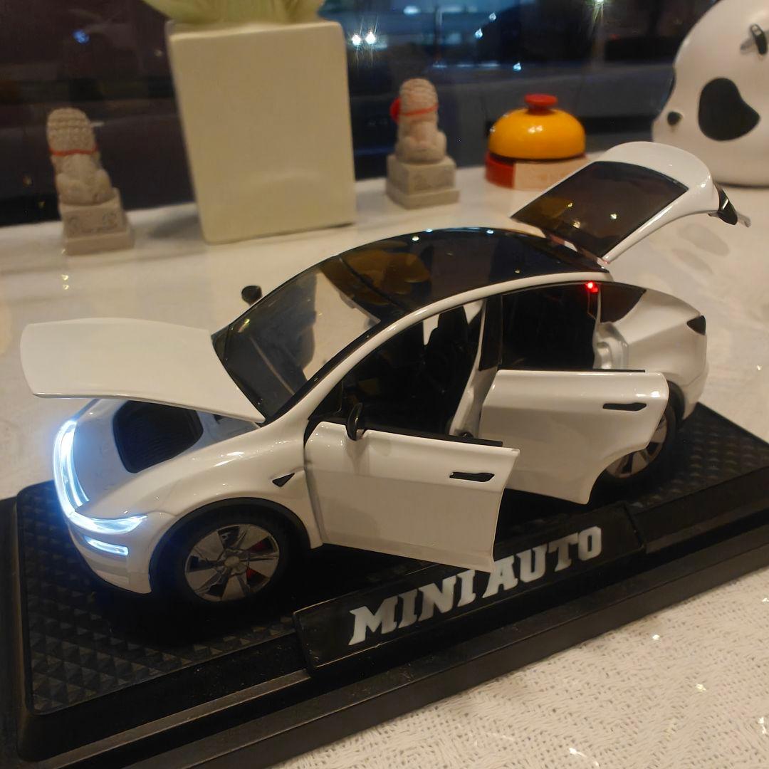 テスラ　Model Y　ロボタクシー　 ミニカー