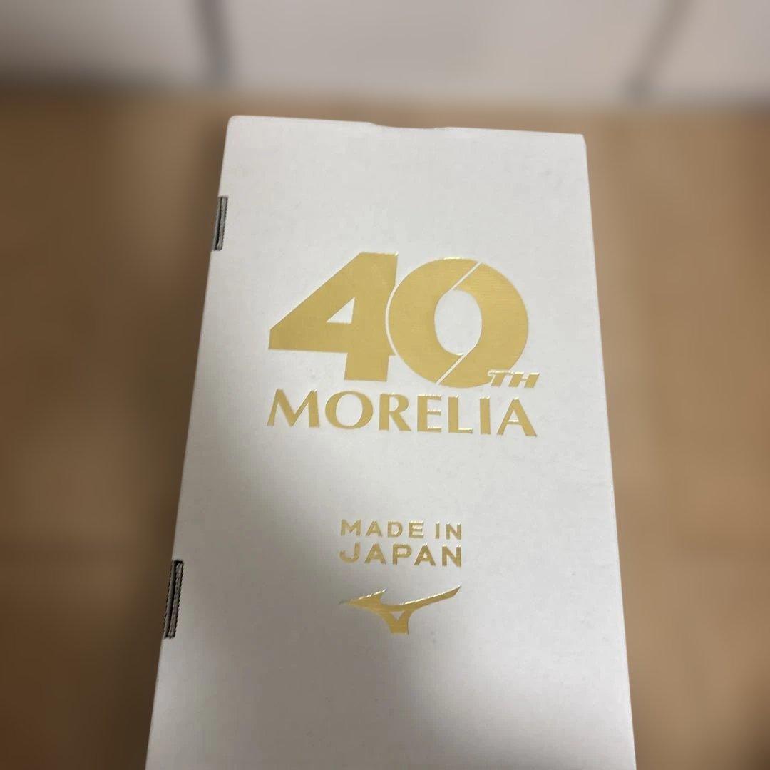 日本製のホワイトカラーのMizuno Morelia 40thサッカーシューズ。
