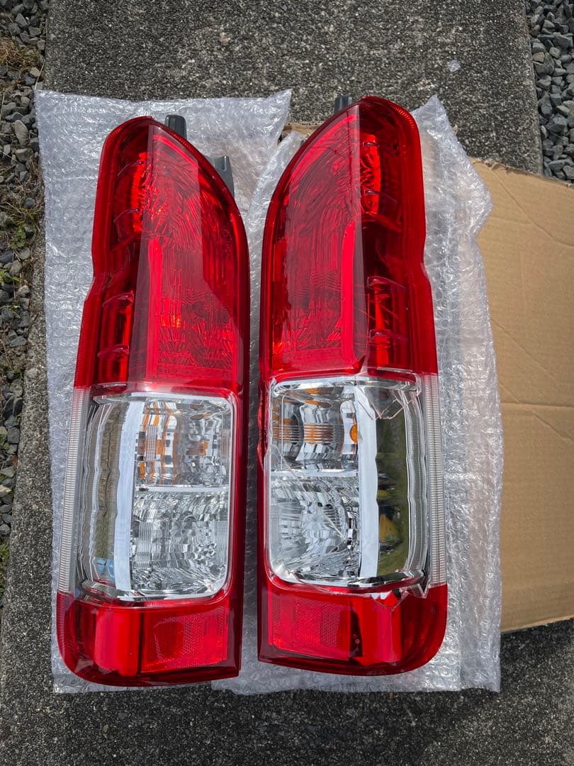 TOYOTA ハイエース純正 200系 テールランプ