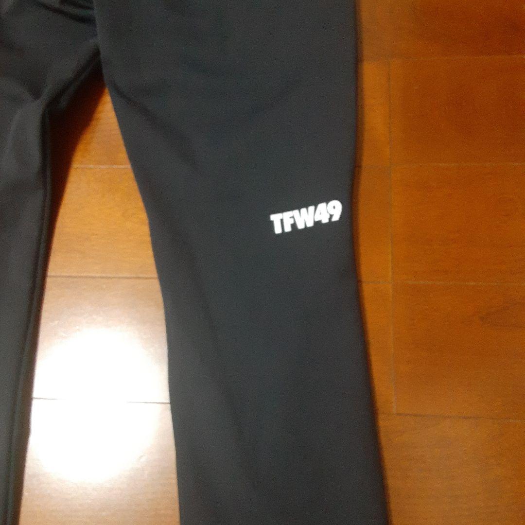 美品　TFW49 ロゴ入り スリムフィットパンツ 黒　M