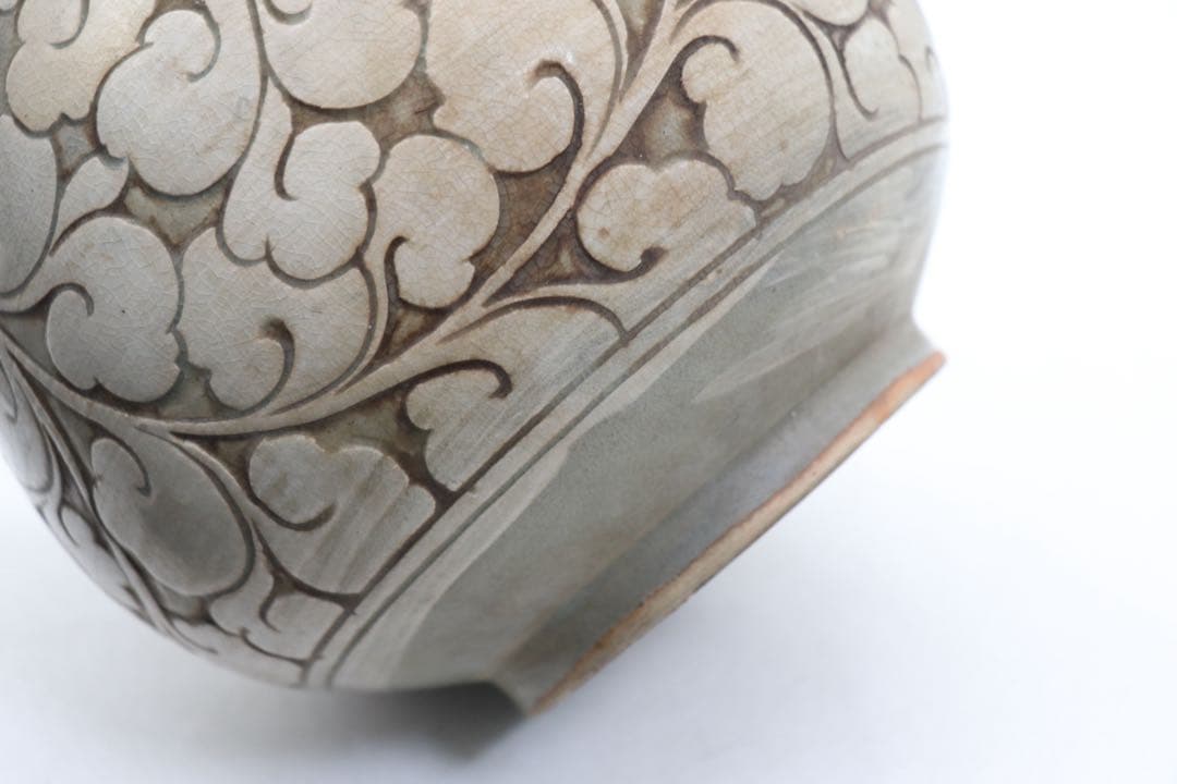 中国　磁州窯　掻き落とし花卉紋瓶　高さ約32.2cm 送料込み260406