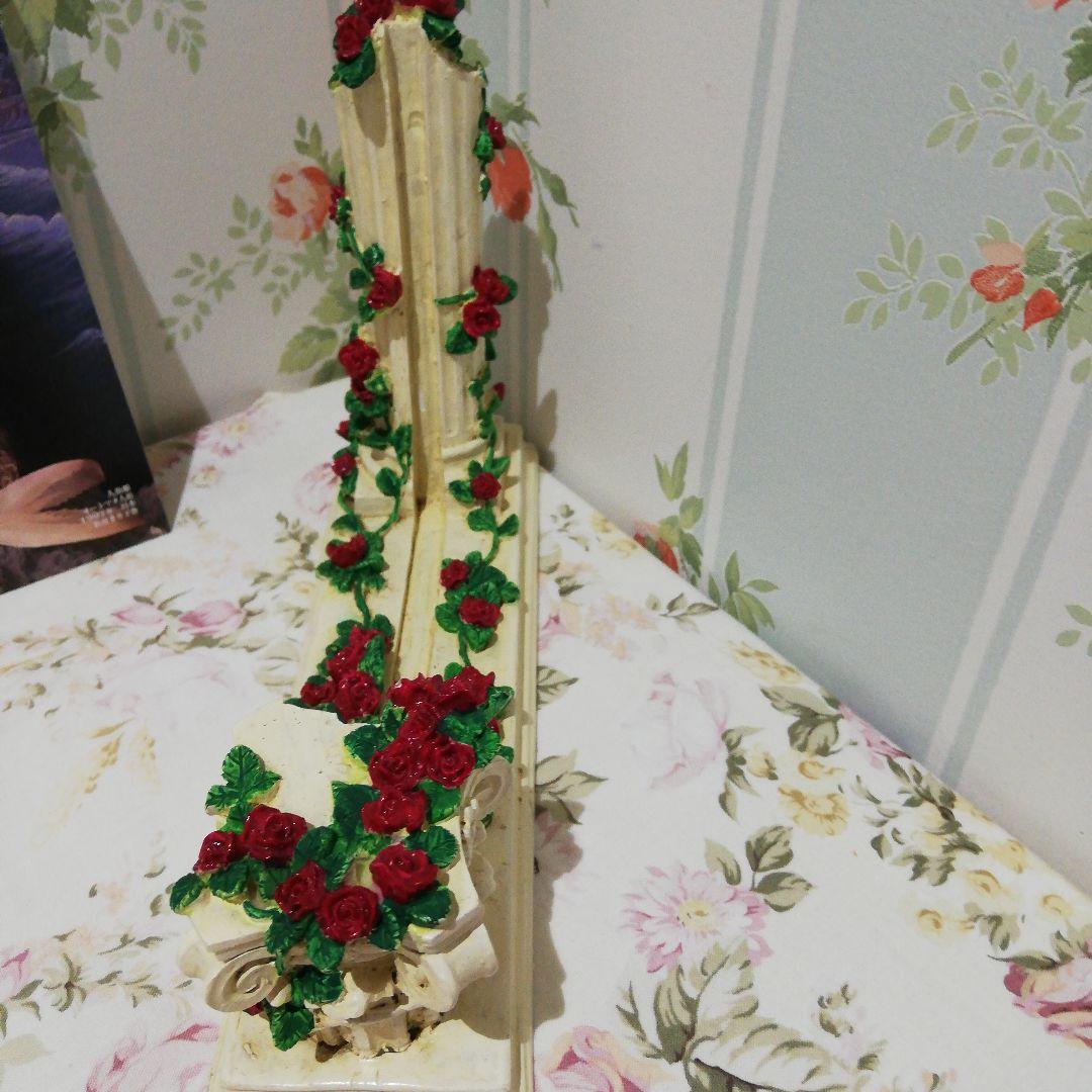 パルテノン神殿柱と深紅の薔薇のフレーム
