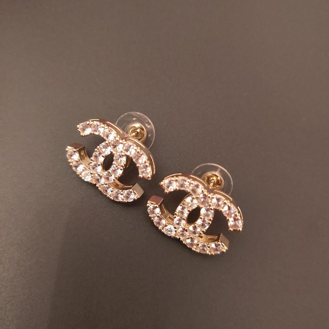 CHANELクリスタルスタッドピアス
