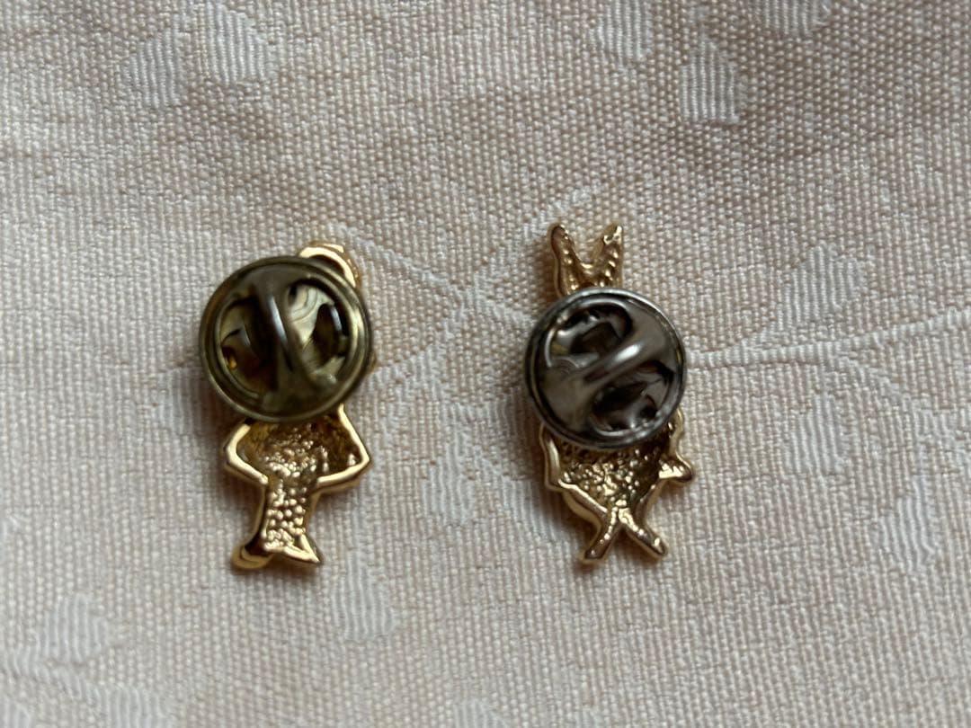 激レア♡アリスと白ウサギの金色ピンバッジ