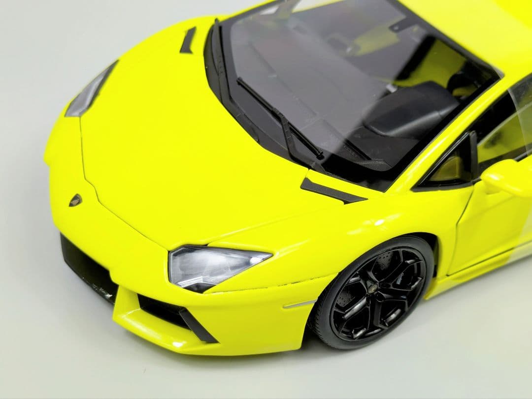 ミニカー 1/18 ウイリー　ランボルギーニ　アヴェンタドール　 LP700-4
