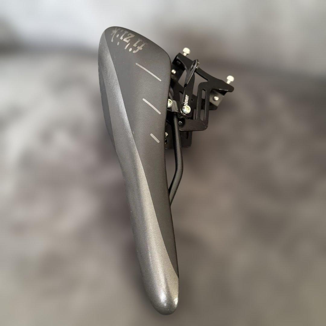 FIZIK フィジーク　ARIONE R7 サドル　と　ボトルホルダー