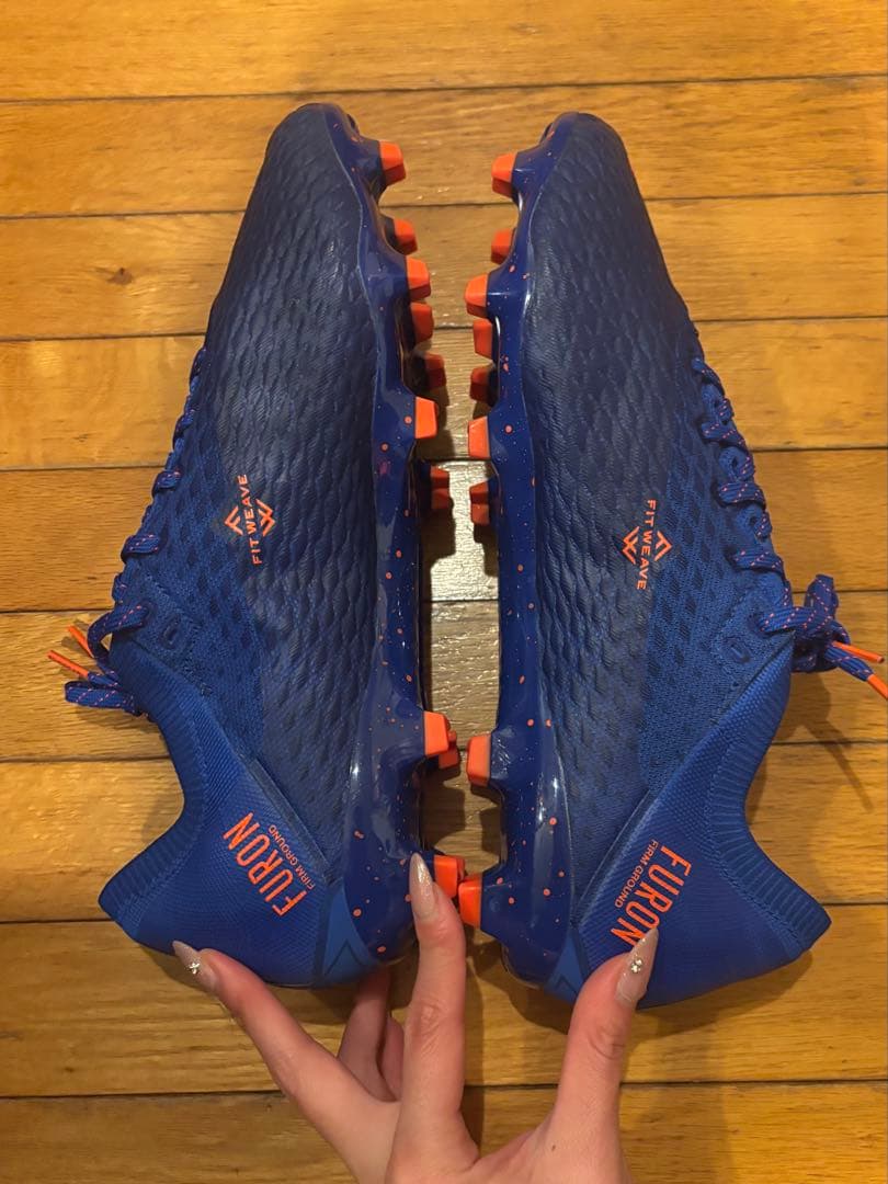 ニューバランス「FURON V6 PRO HG」のコバルト×オレンジ　28.5