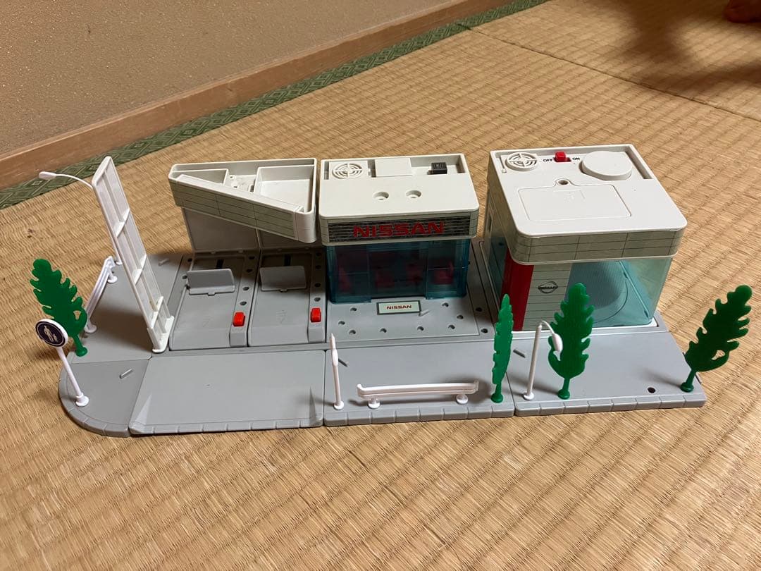 廃盤レア品　ニッサンディーラー　トミカタウン