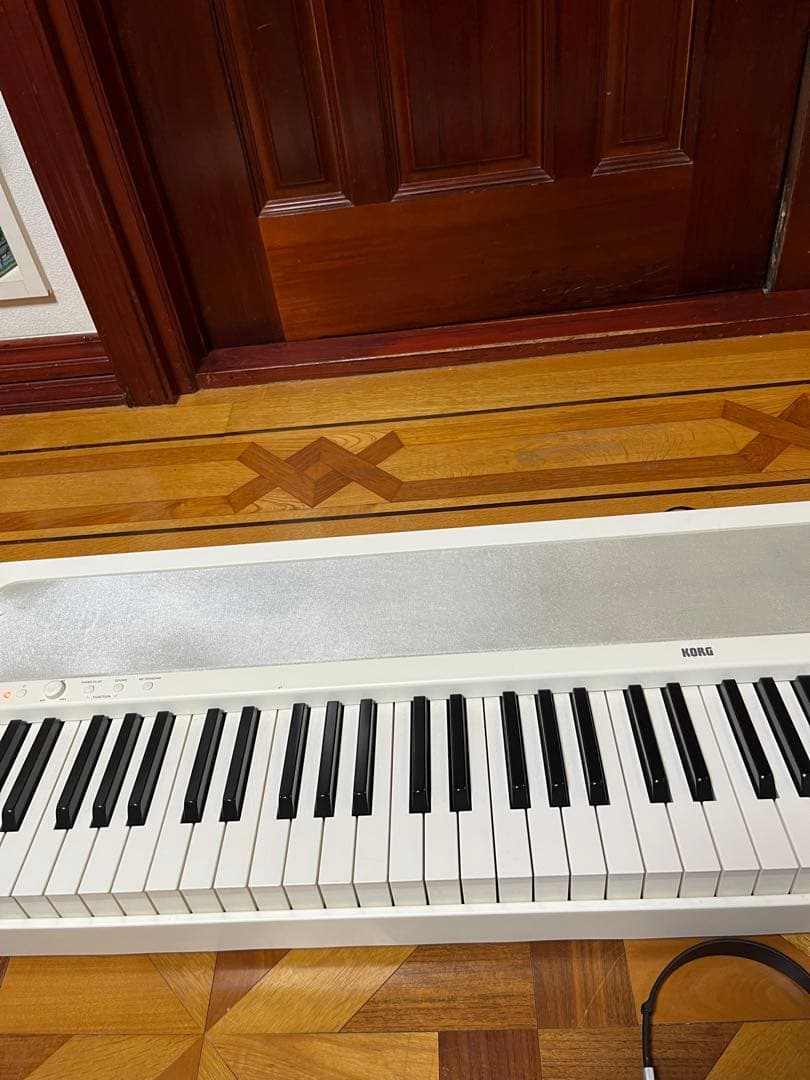 KORG 電子ピアノ B1 ホワイト 88鍵盤 ヘッドホン ペダルつき