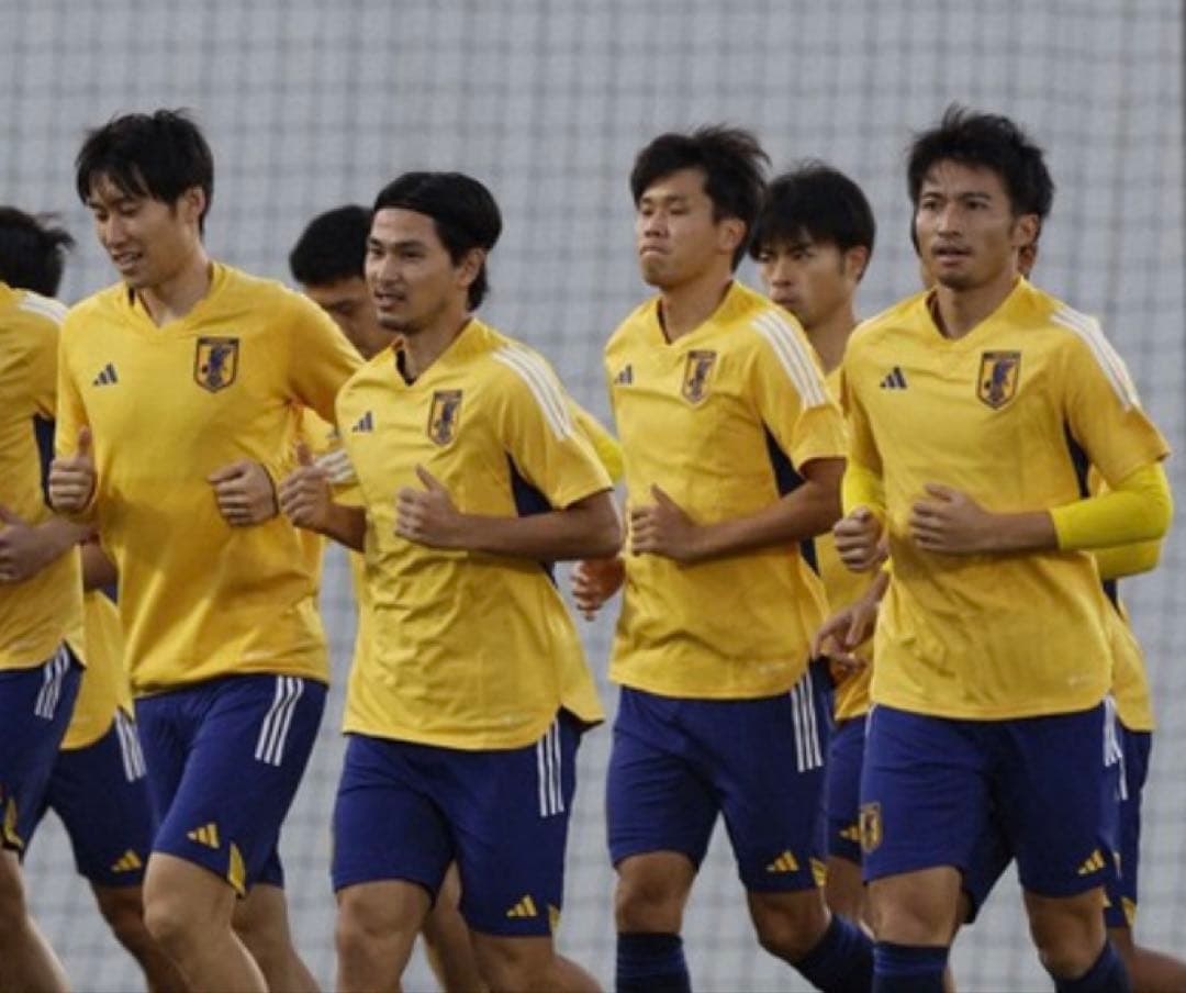 【値下げ】サッカー日本代表 adidas トレーニングウェアセットM 新品未着用