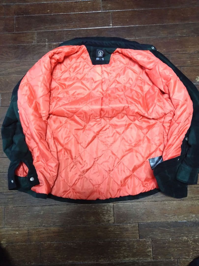 VOLCOM スノボードウェア　スーツの上着にも使えます。
