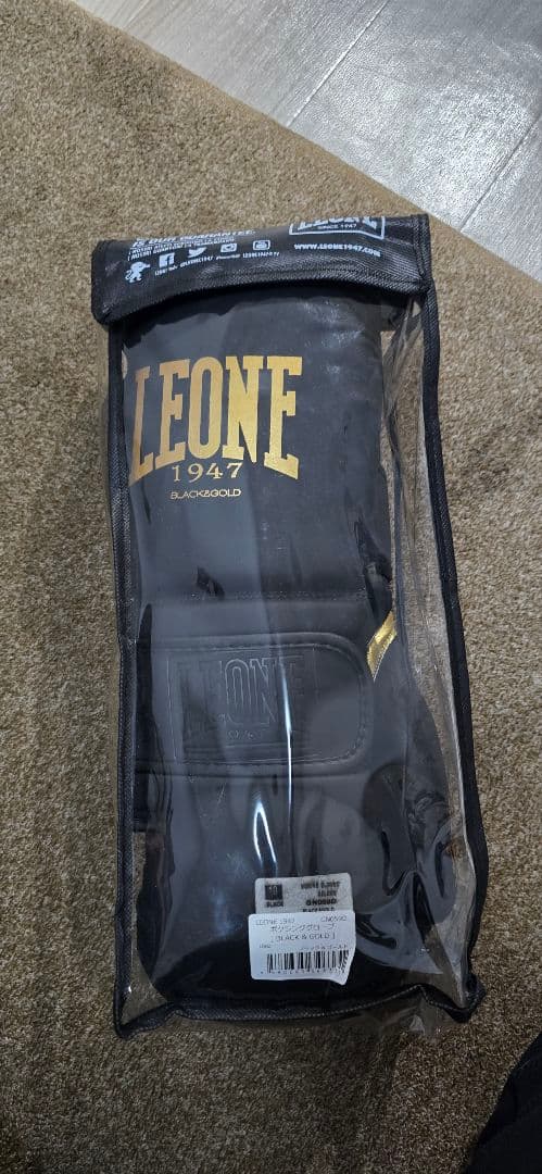 LEONE ブラック＆ゴールド ボクシンググローブ 10 OZ