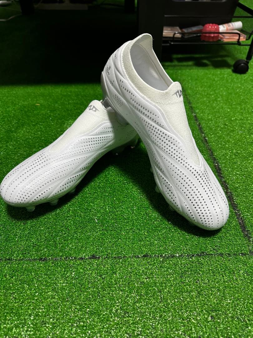 TLSSリベロ FG サッカースパイク 24.5cm オールホワイト レースレス