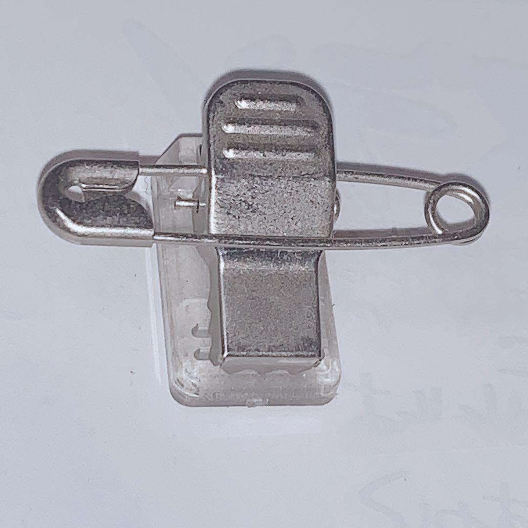 アークナイツ ヴィレッジヴァンガード アクリルバッジ スズラン (店員エプロン)