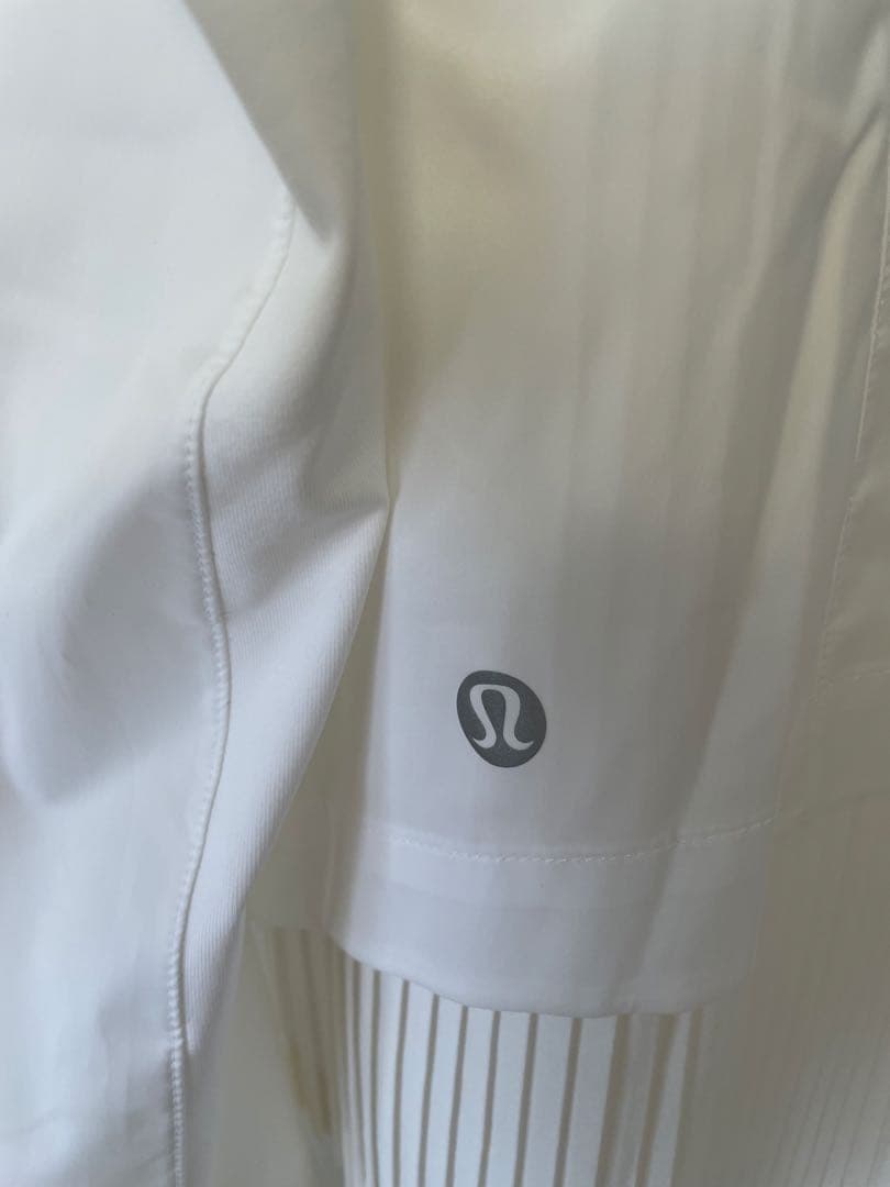 【超美品】ルルレモン　Lululemon ホワイト　白　ジャケット　シャカシャカ