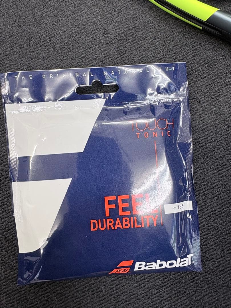 国内正規品　Babolat PURE AERO TEAM ガット付き