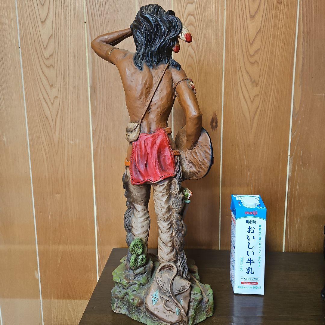 ネイティブアメリカン（インディアン）をモチーフにした大型フィギュアです。