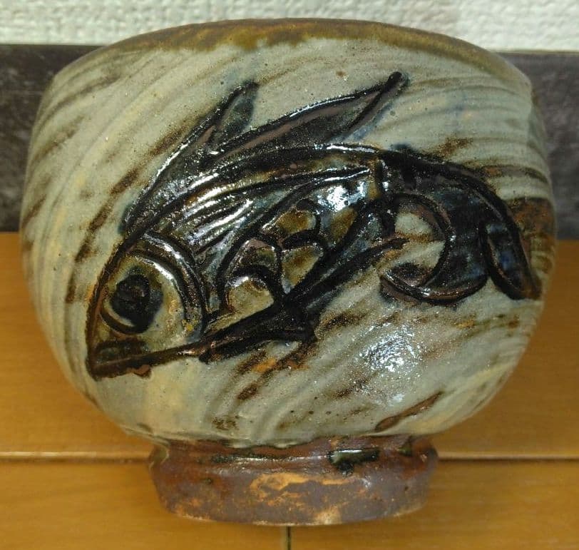 最上作 人間国宝 金城次郎 茶碗(魚紋刷毛目茶碗) 栞 共布 共箱 無傷 壷屋焼