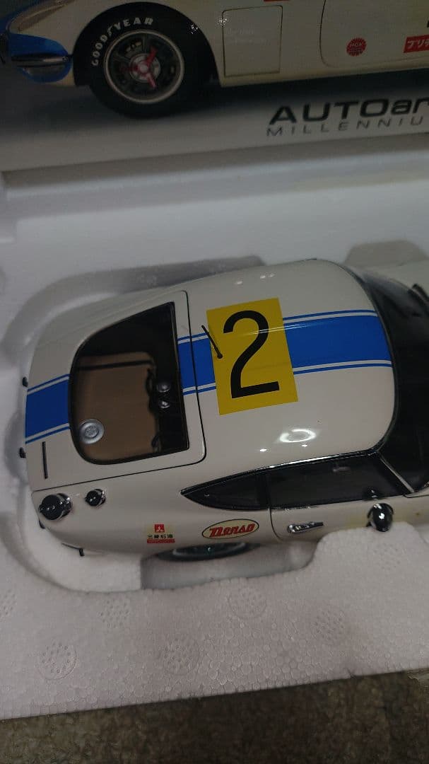ミニカー AUTOart TOYOTA 2000 GT 1/18
