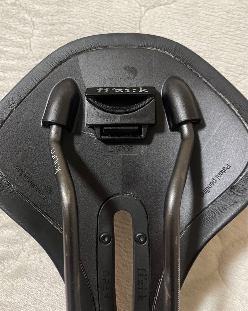 Fizik Antares R3 open サドル