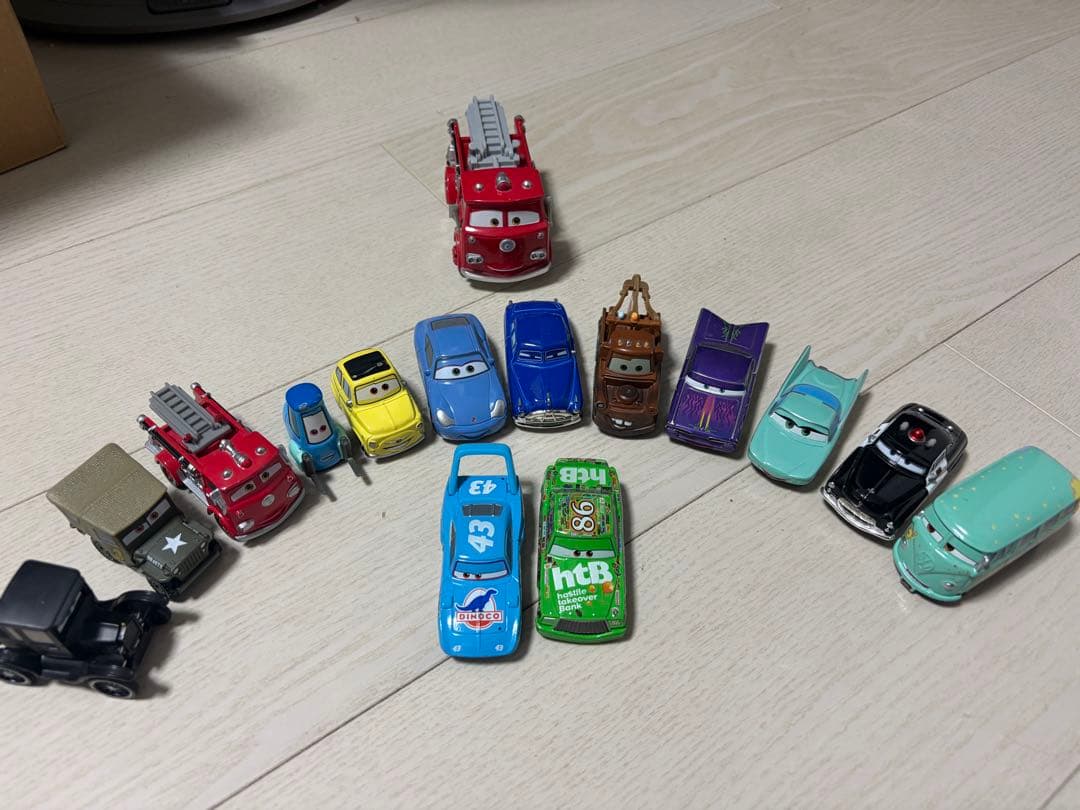 カーズミニカーと収納箱　マテル　トミカ多数混在