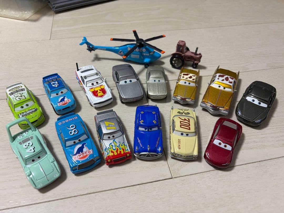 カーズミニカーと収納箱　マテル　トミカ多数混在