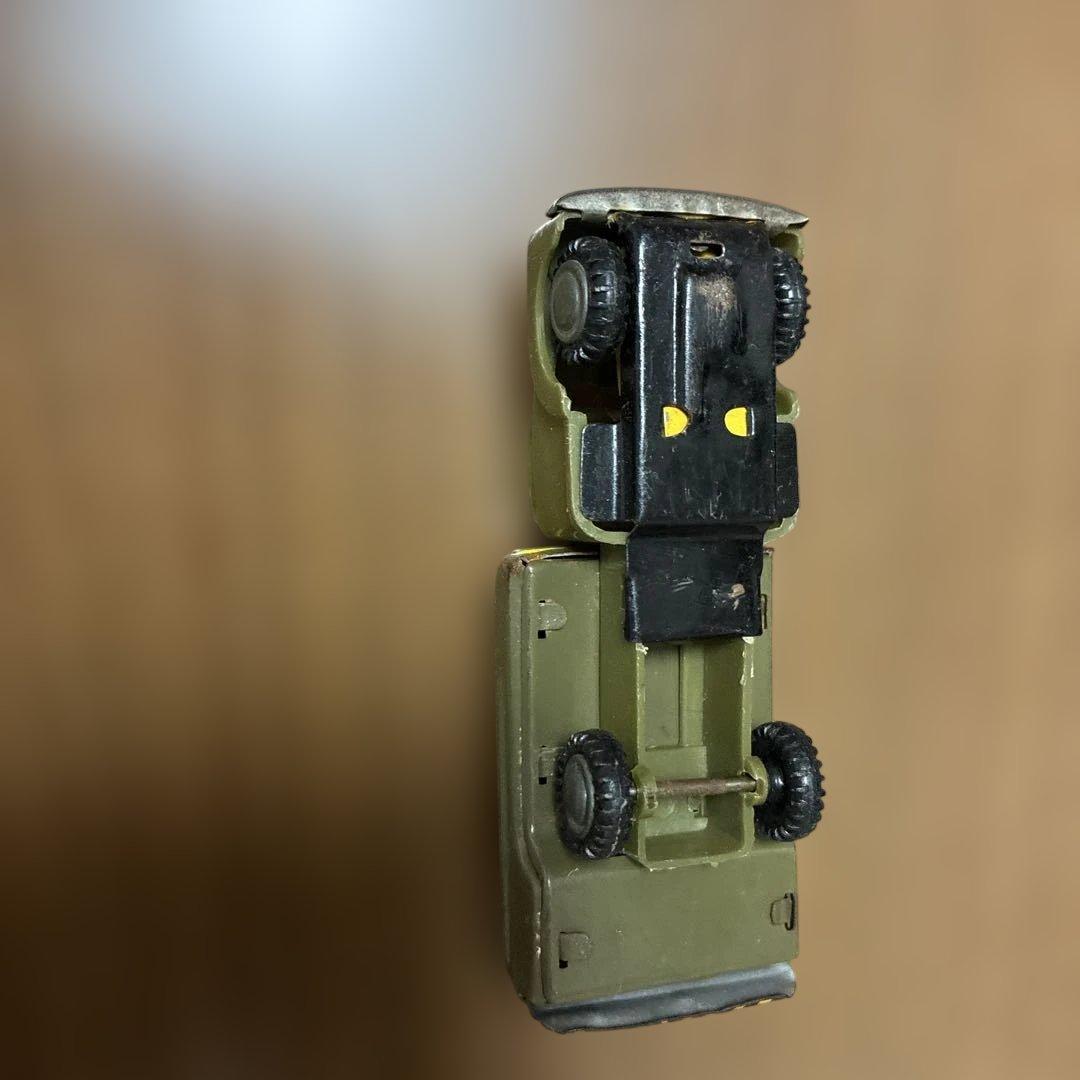 タンクローリー　プラスチックとおそらくブリキ　ミニカー　長さ10cm 幅3cm