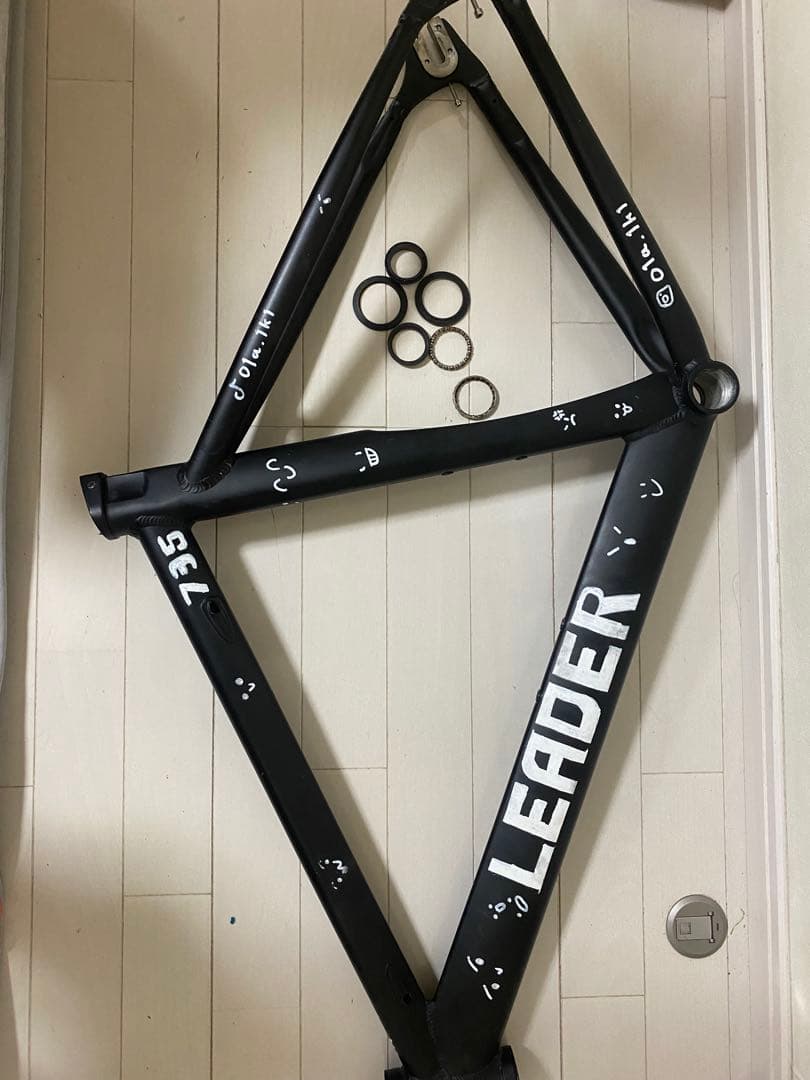 ピストバイクフレーム水曜日までならタイヤつけます