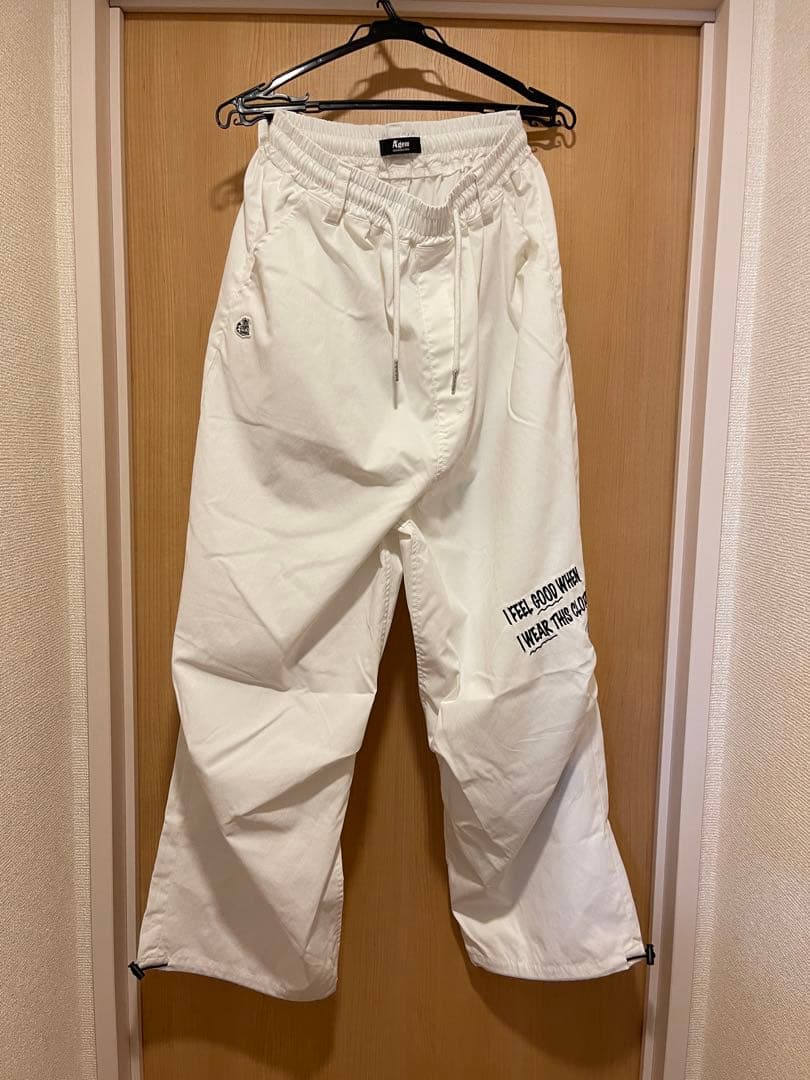 Agem 白 パッチ入り ストリートパンツ