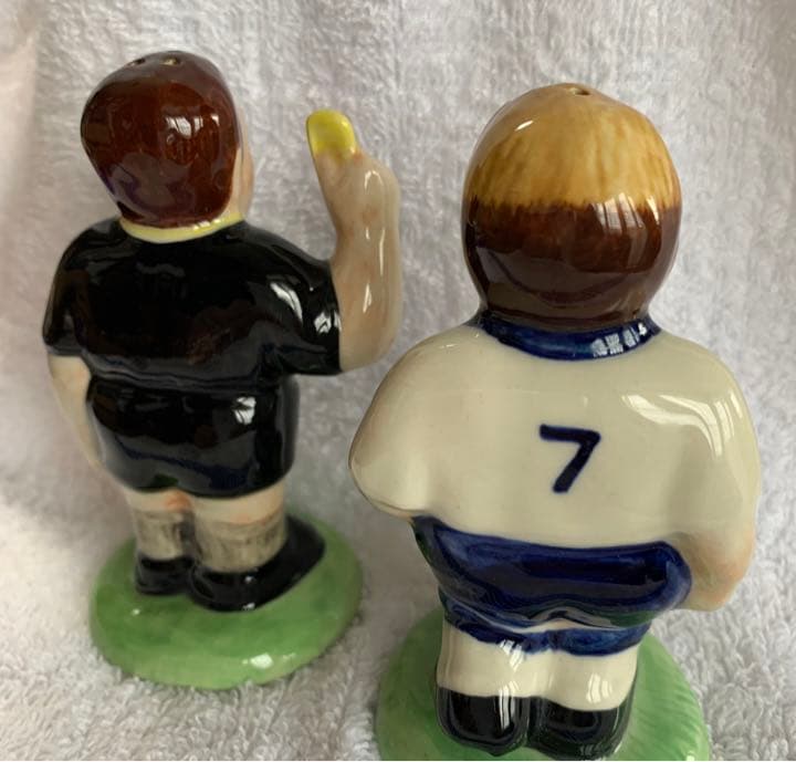 入手不可能！ソルト&ペッパー入れ 陶器 Football選手&レフェリー