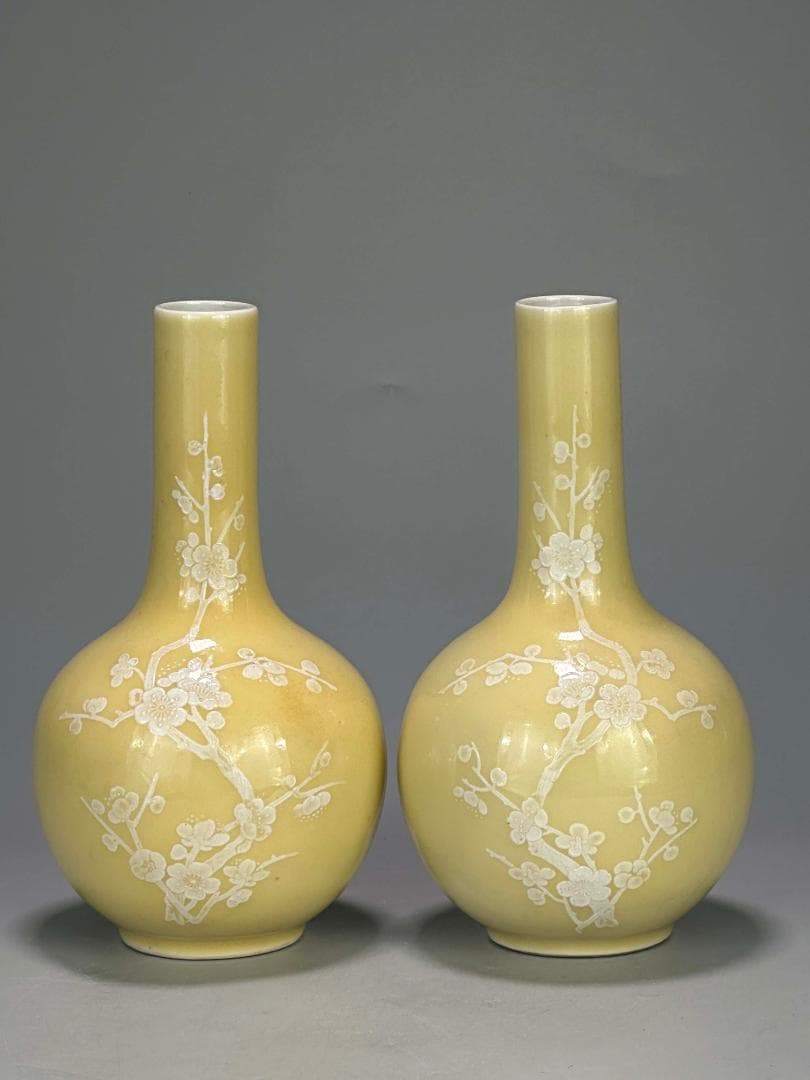 M25S29中国美術　景徳鎮製　黄地堆白梅文瓶　一対　花入　華道具　時代花器