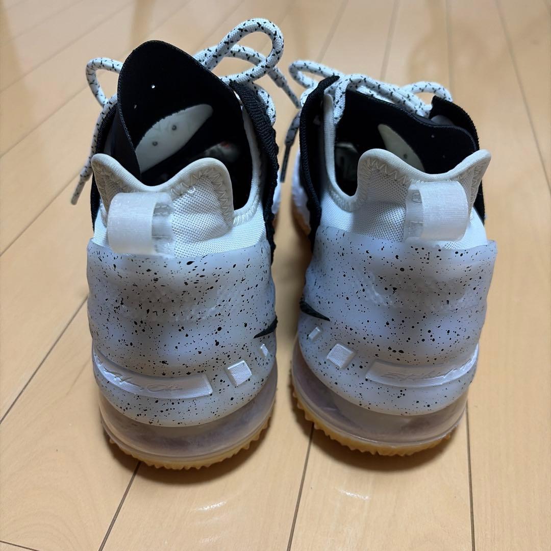 Nike バスケットボールシューズ ブラック/ホワイト　レブロン18