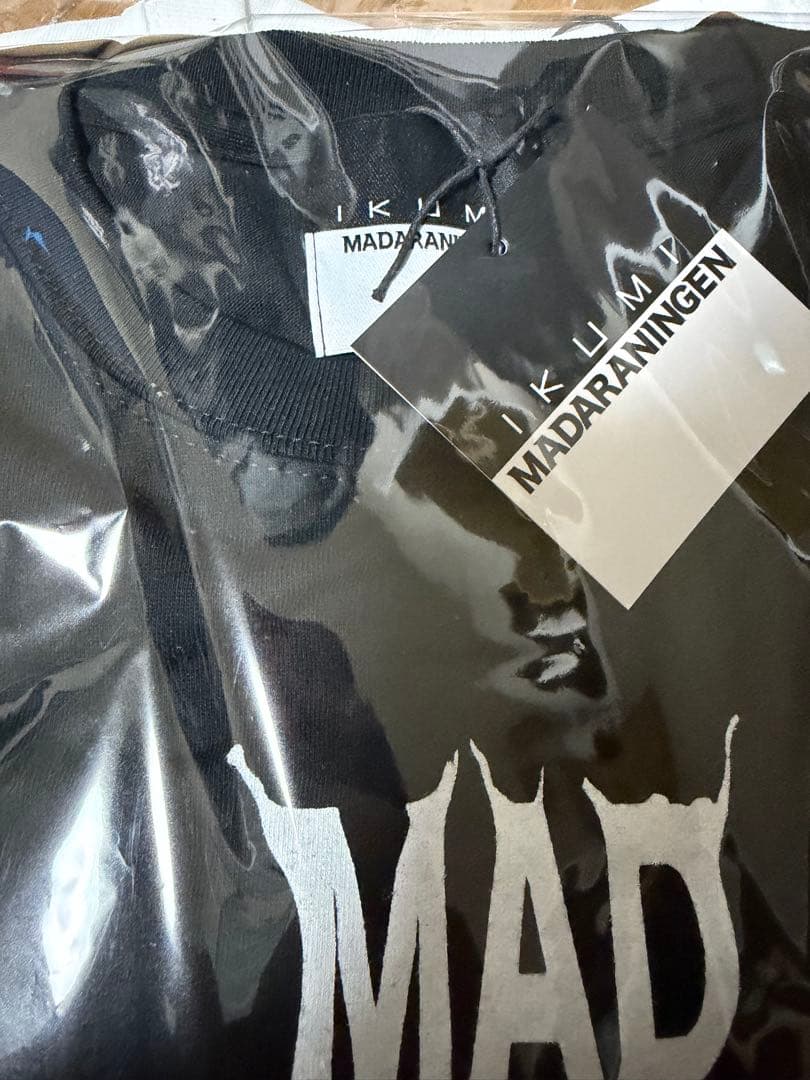 IKUMI×MADARANINGEN Bizzare LOGO T-shirt