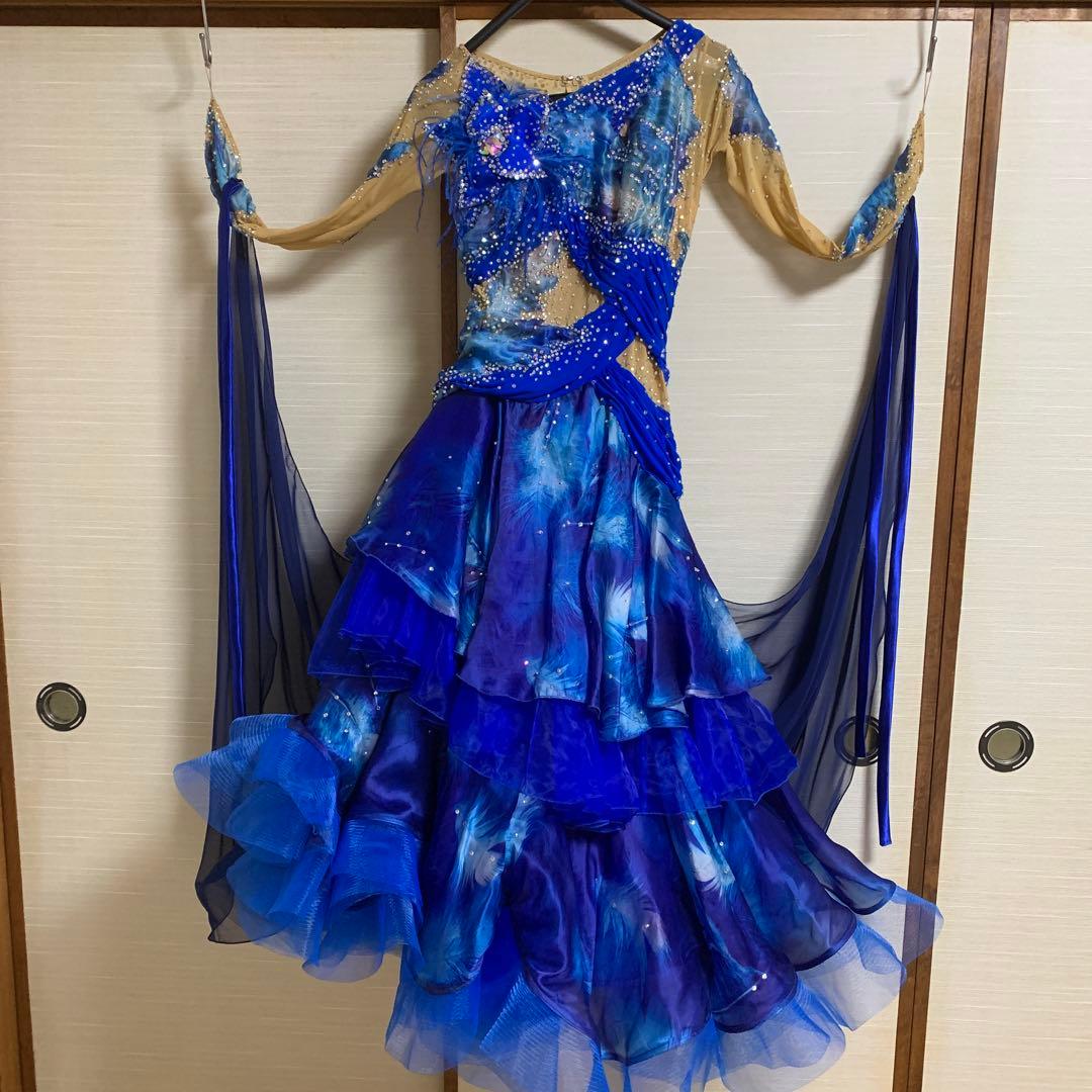 タカダンスの青と金のドレス
