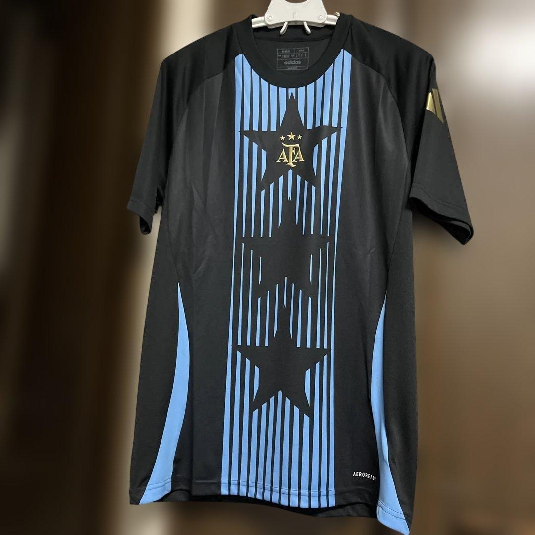 新品タグ付きadidas サッカーシャツ 黒と青のストライプ