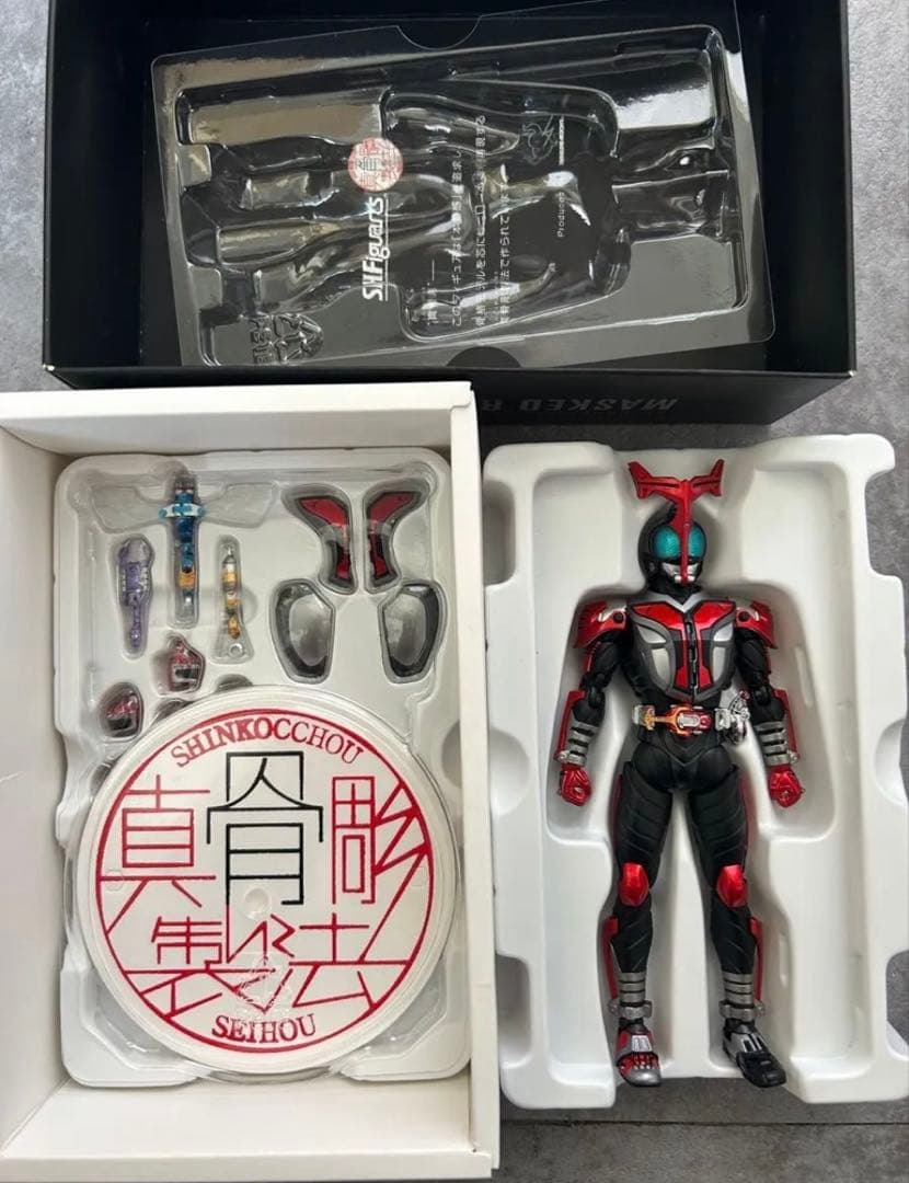 S.H.Figuarts真骨彫製法仮面ライダーカブト ハイパーフォーム 10th