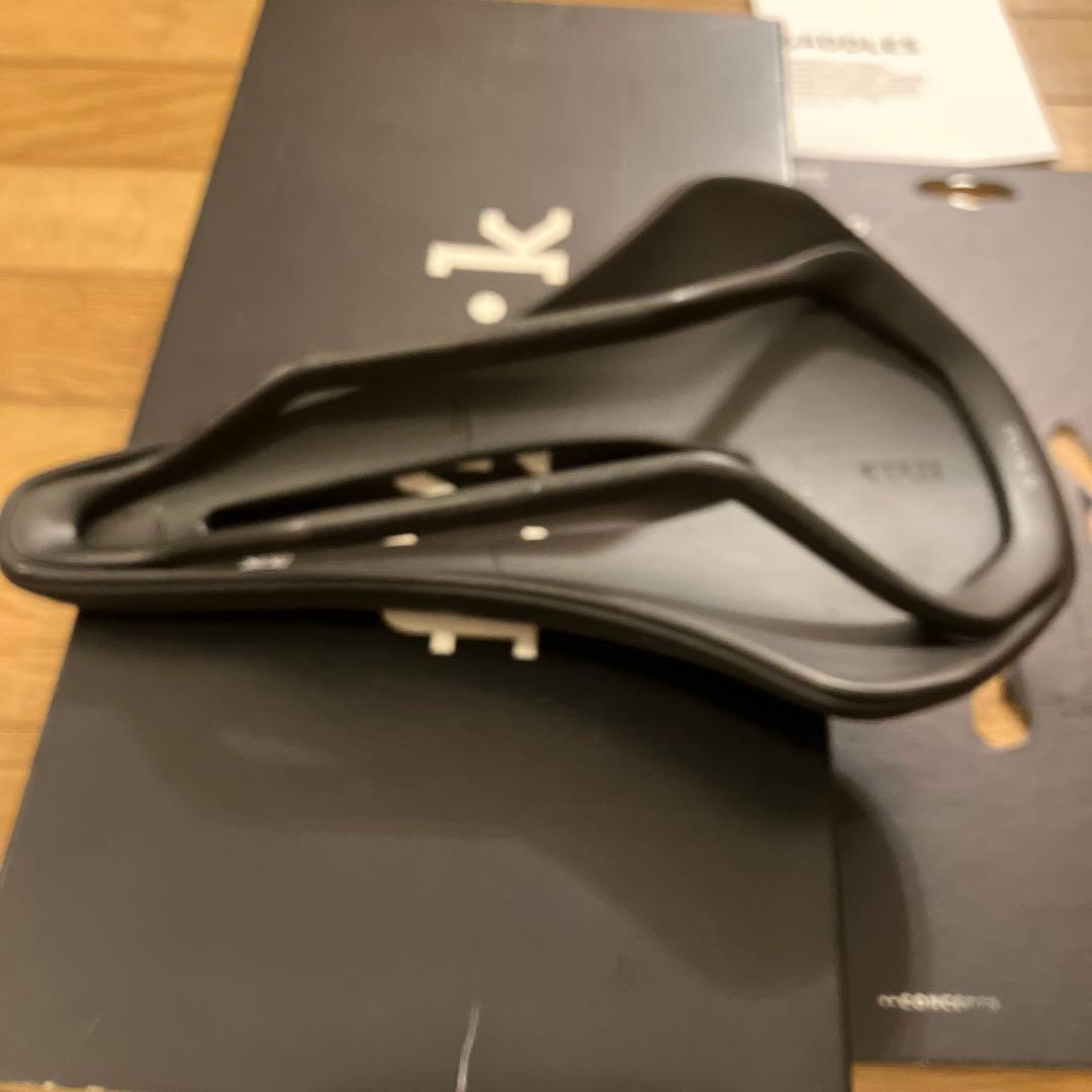 fizik VENTO ARGO 00 150mmカーボン サドル