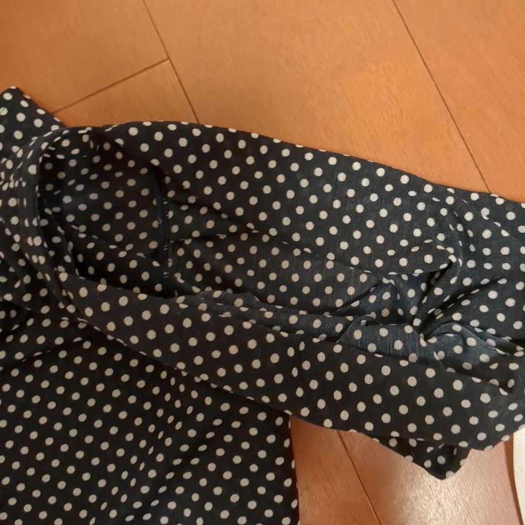 チャコット　オフショルダー紺グレー水玉トップス