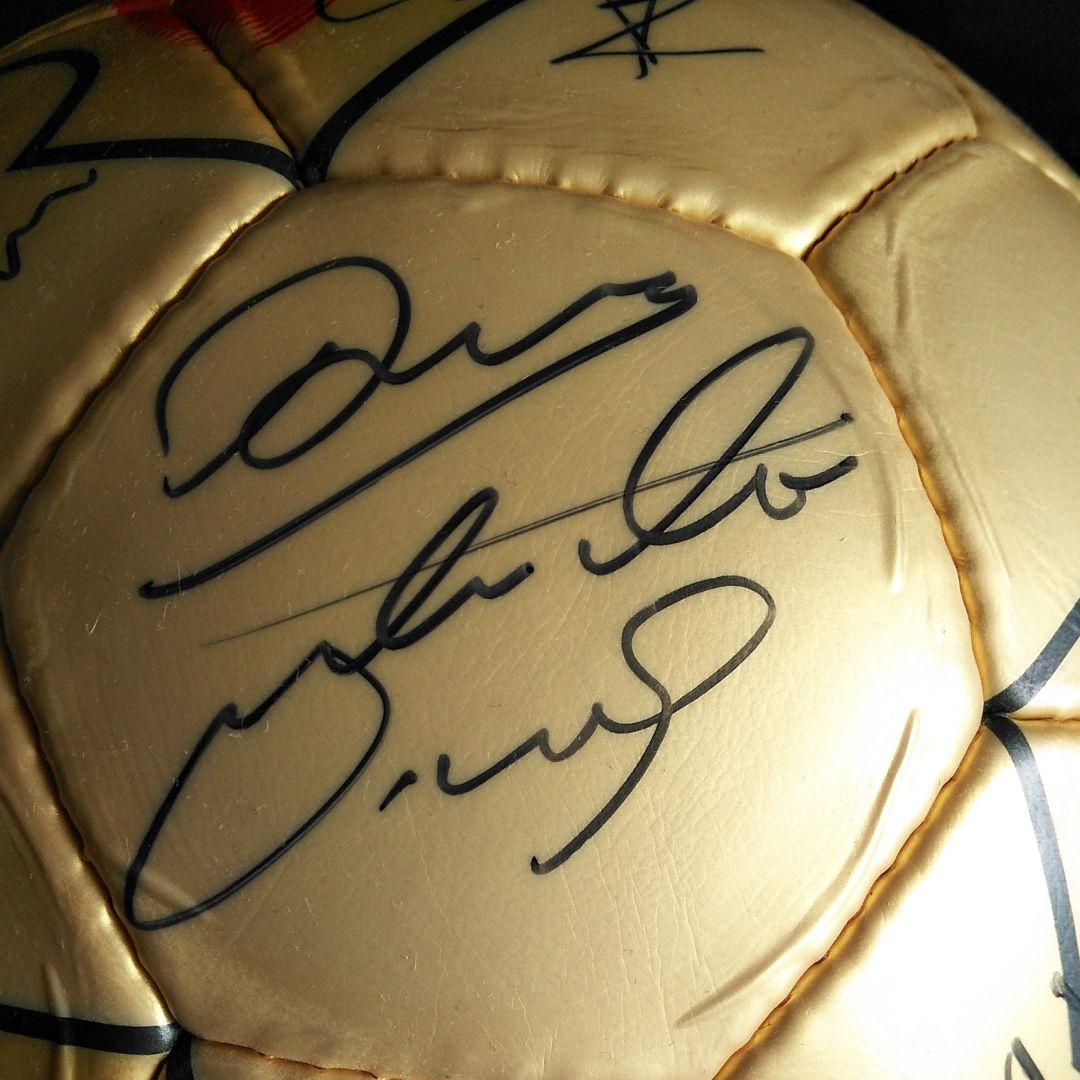 ２００２年浦和レッズ登録選手サインサッカーボール。