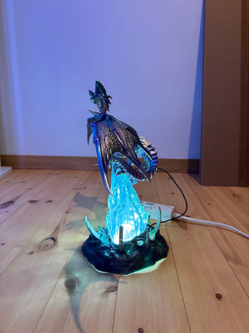 青眼の白龍 LEDライト付きフィギュア