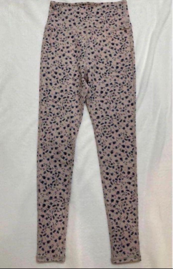 新品　emmi yogaエミヨガ　フラワーレギンス　ピンクベージュ　大きいサイズ