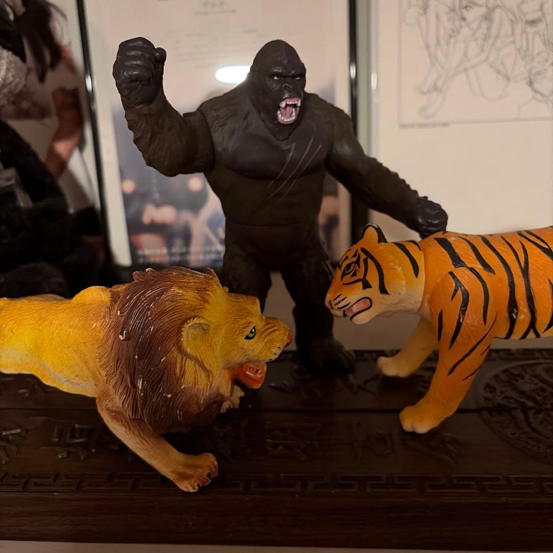 ライオン ゴリラ トラ フィギュアセット　台座付