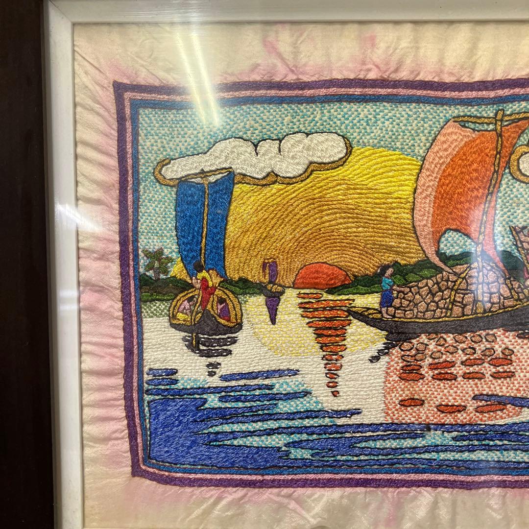 刺繍 額装 壁掛け 風景画 夕日と帆船 アジアンアート 伝統工芸 立掛け