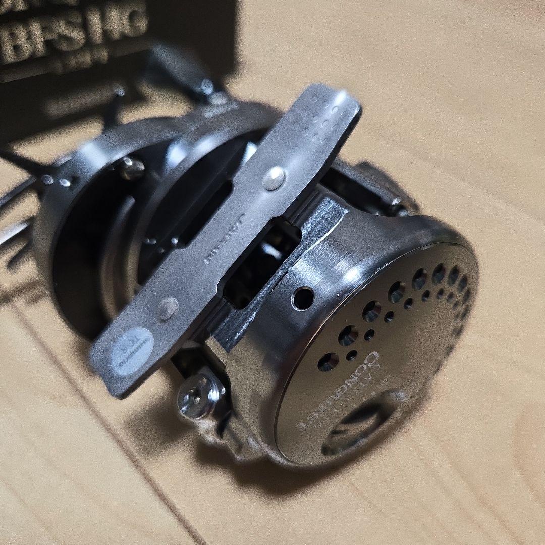 SHIMANO 17カルカッタコンクエストBFS HG（左） シマノ